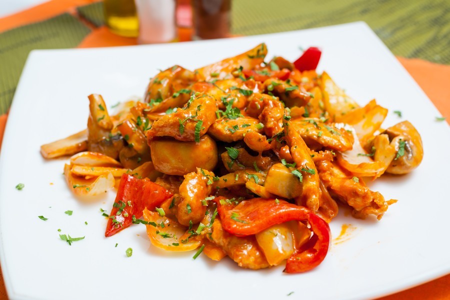 Tigaie picanta de pui cu orez Insula Neptun Hotel & Restaurant